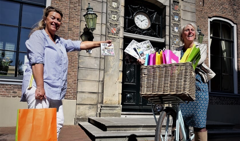 Hugolien Nobel (l) en Mo Middag met 'Hier in Lochem' en 'In en Om Lochem'. Foto: Henri Bruntink