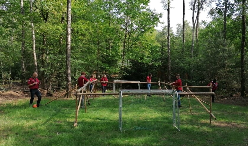 De explorers hebben een levend tafelvoetbalspel gemaakt en gespeeld. Foto: M. Arends