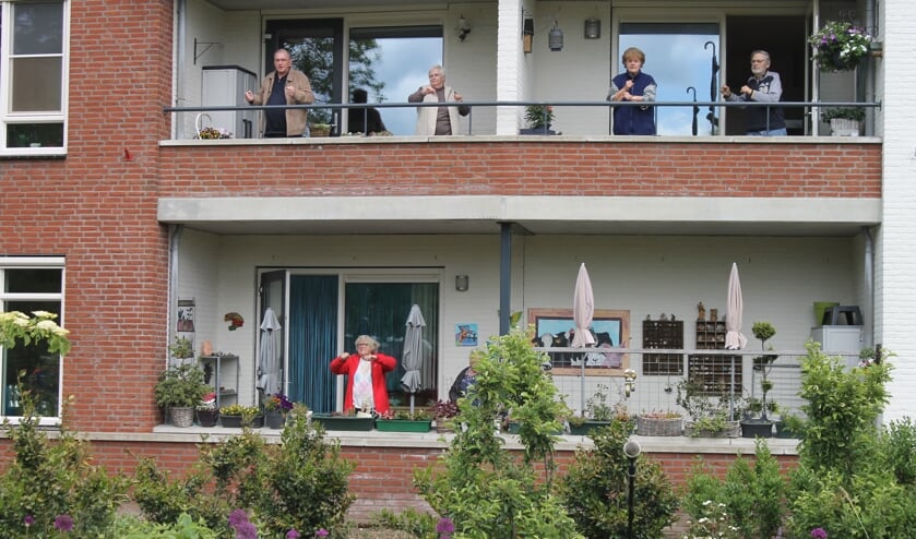 Bewoners van het Hemminkhof te Ruurlo doe mee met de balkontraining. Foto: SFB