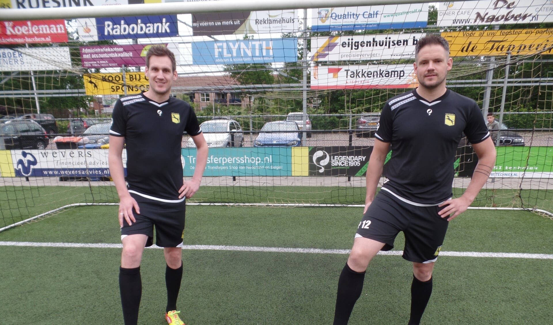 Koen Hoijtink (l.) en Niek Sprukkelhorst speelden (bijna) zeventien jaar onafgebroken met elkaar in het eerste elftal van VV Ruurlo. Foto: André Oltvoort. 