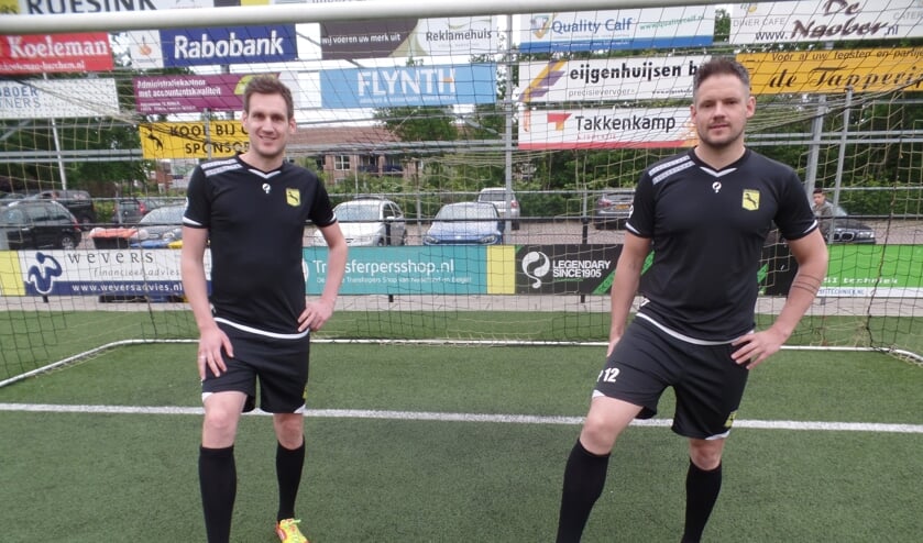 Koen Hoijtink (l.) en Niek Sprukkelhorst speelden (bijna) zeventien jaar onafgebroken met elkaar in het eerste elftal van VV Ruurlo. Foto: André Oltvoort.