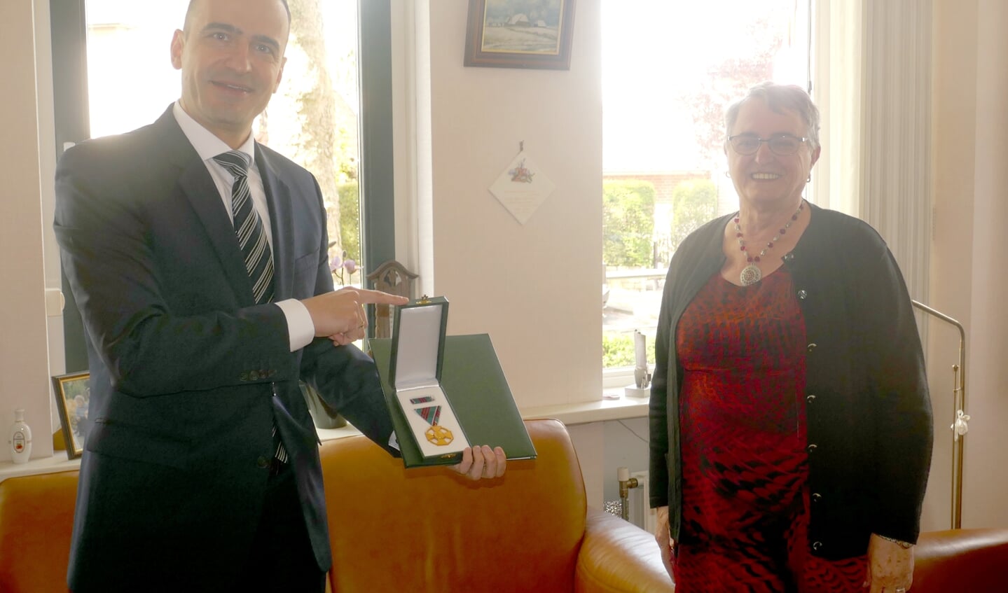 De Hongaarse ambassadeur reikt het Gouden Kruis van Verdienste uit aan Leni Bakker. Foto: Pieter Biezenaar