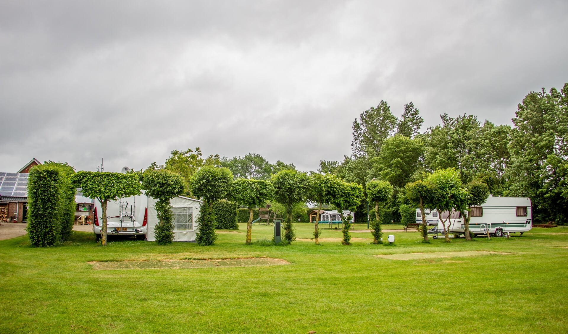 Het terrein van Camping Warnstee in Wichmond is ruim, met steeds één plek leeg tussen de caravans in. Foto: Liesbeth Spaansen