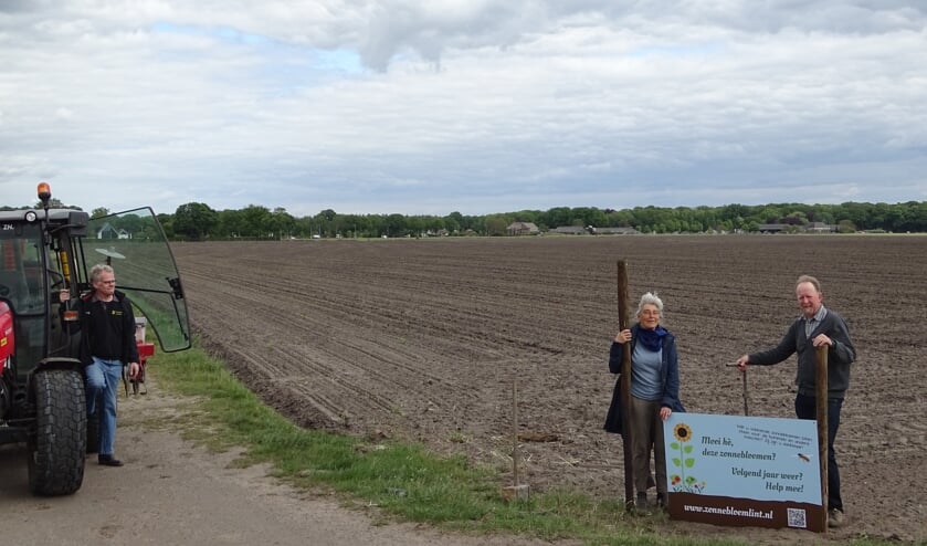 Gerrit Boschloo heeft net gezaaid terwijl Marlies Gommers en Gerrit Steging het bord neerzetten. Foto: PR