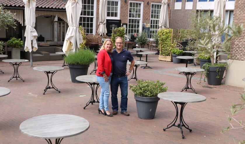 Anneke en Dirk Jan Scholten zijn er klaar voor om hun gasten na weken afwezigheid te mogen begroeten. Foto: Arjen Dieperink