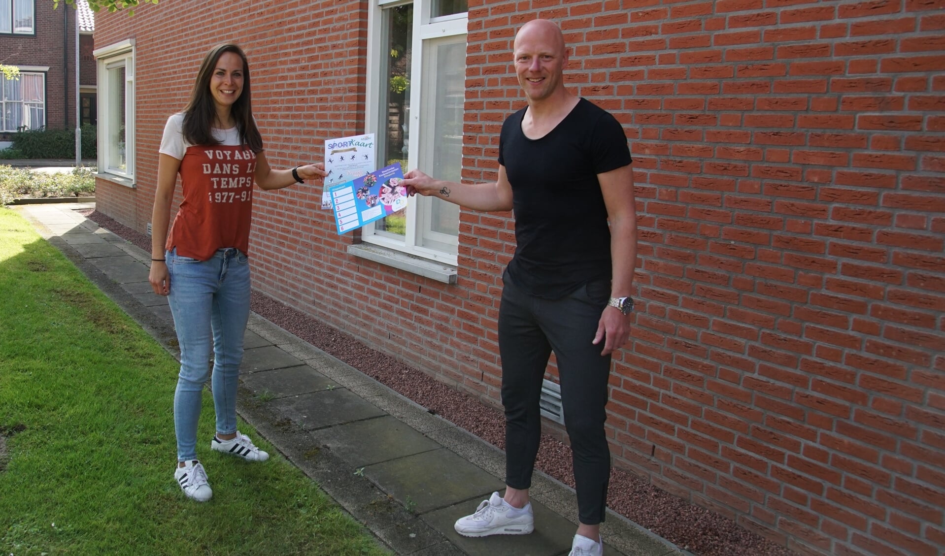 Elena Kock en Steffan Rexwinkel met in hun hand de Aaltense, respectievelijk de Dinxperlose variant van de kaart. Foto: Frank Vinkenvleugel