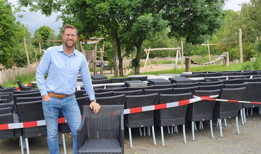 Maarten Reimes op één van de terrassen die vanaf 1 juni weer open gaan. Foto: Rob Weeber