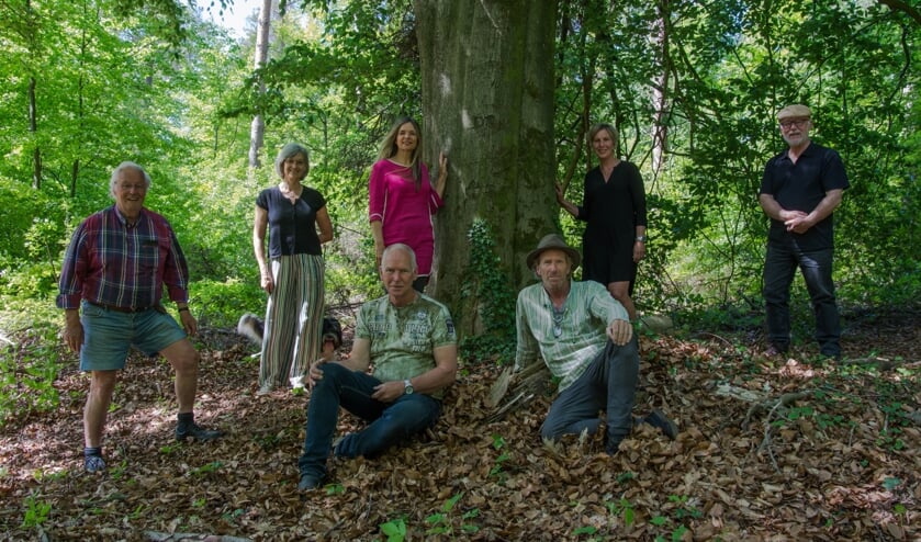 De projectgroep van Bosbaden in de Achterhoek: zittend v.l.n.r. Sjouke en Floris, staand v.l.n.r. Henny, Liesbeth, Jacqueline, Nienke en Toon. Foto: Ceciel Bremer