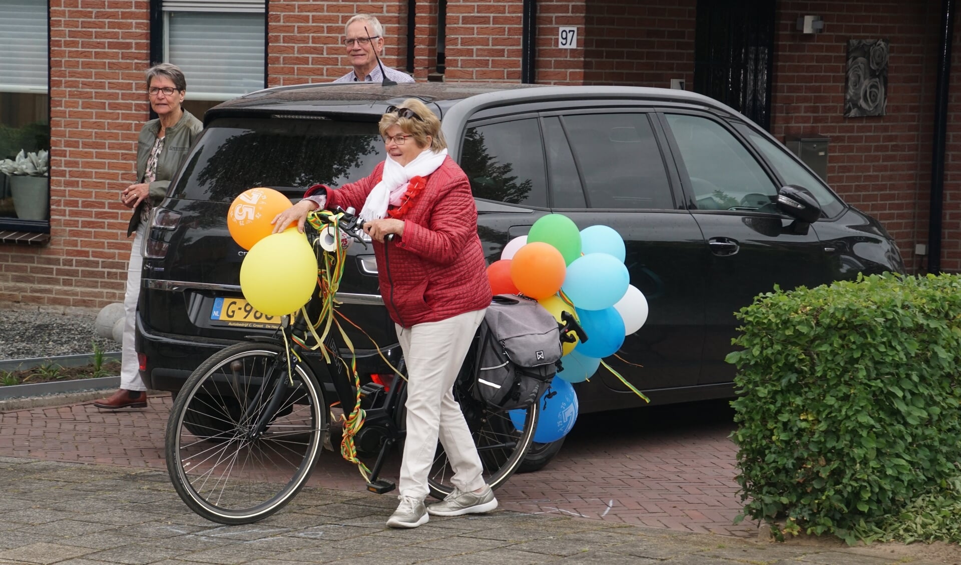 Met de versierde fiets op pad. Foto: Frank Vinkenvleugel