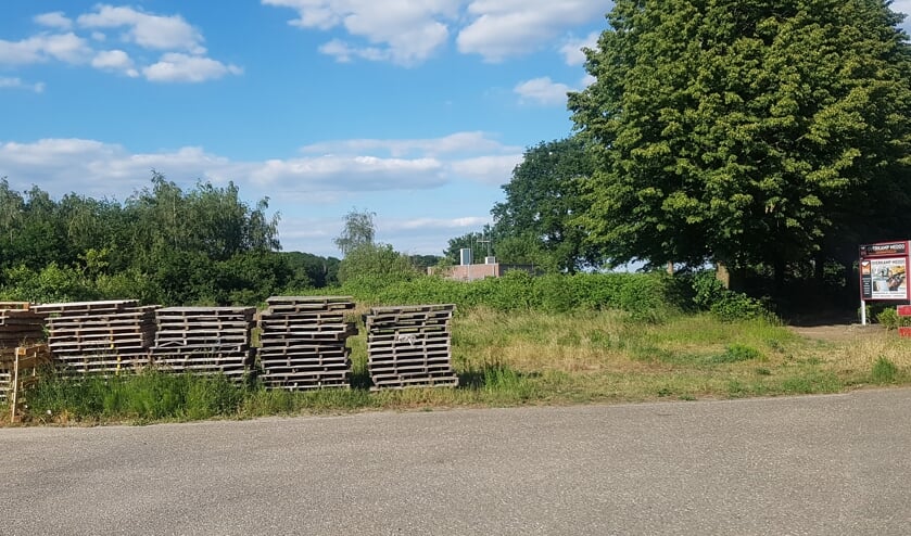 Op deze plek, aan de rand van de wijk Brouwhuizen, naast het fietspad naar Vion, stonden enkele jaren geleden arbeidersmigrantenwoningen gepland. De buurt was fel tegen. Foto: Kyra Broshuis