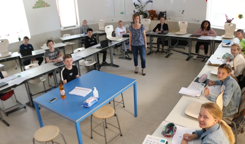 Juf Esther met haar ochtendklas groep 8. Foto: Arjen Dieperink