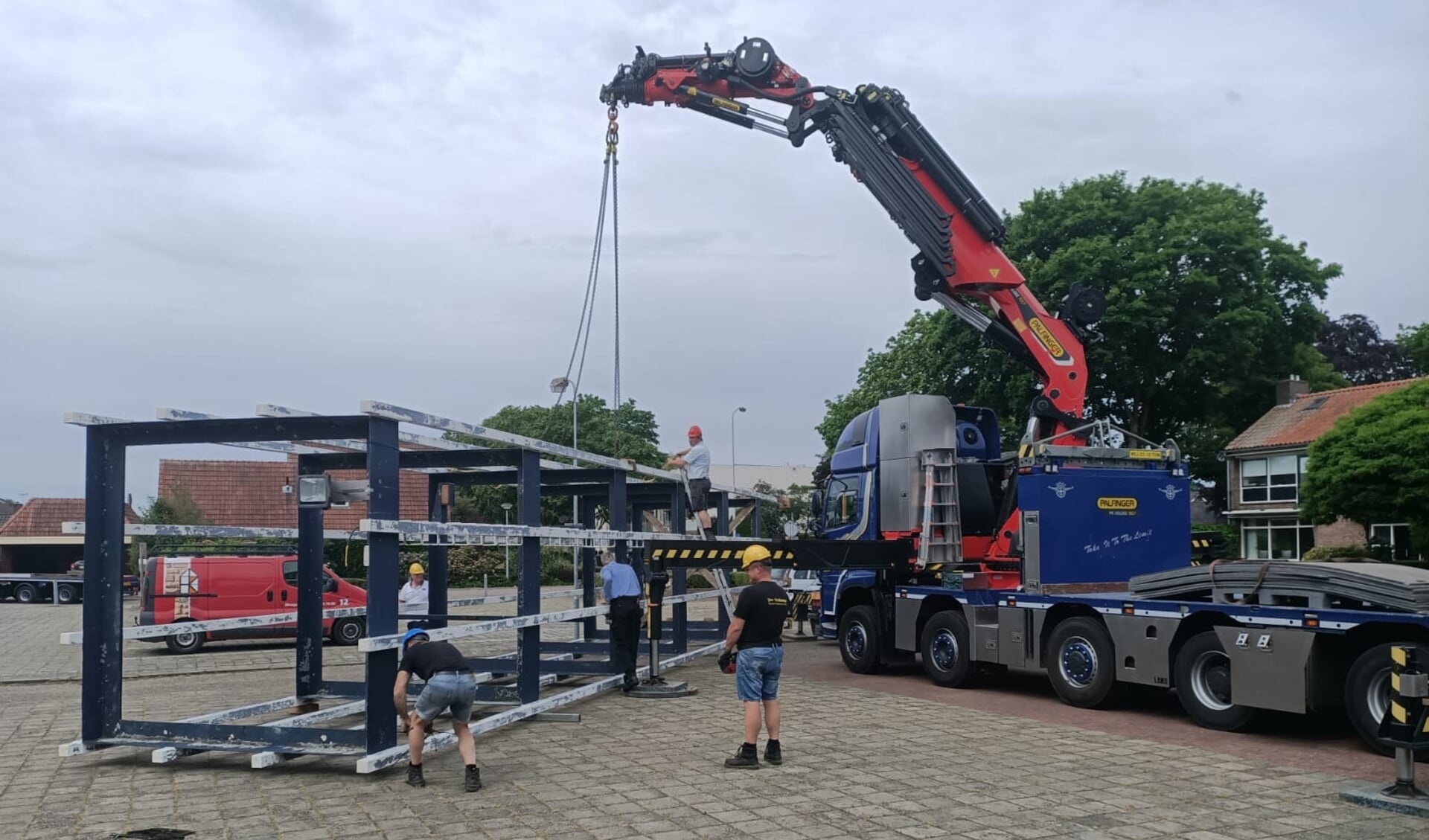 De klokkentoren van de Zuiderkerk wordt behulp van de kraanwagen van Jos Tolkamp Speciaal Transport verwijderd. Foto: Marcel te Brake