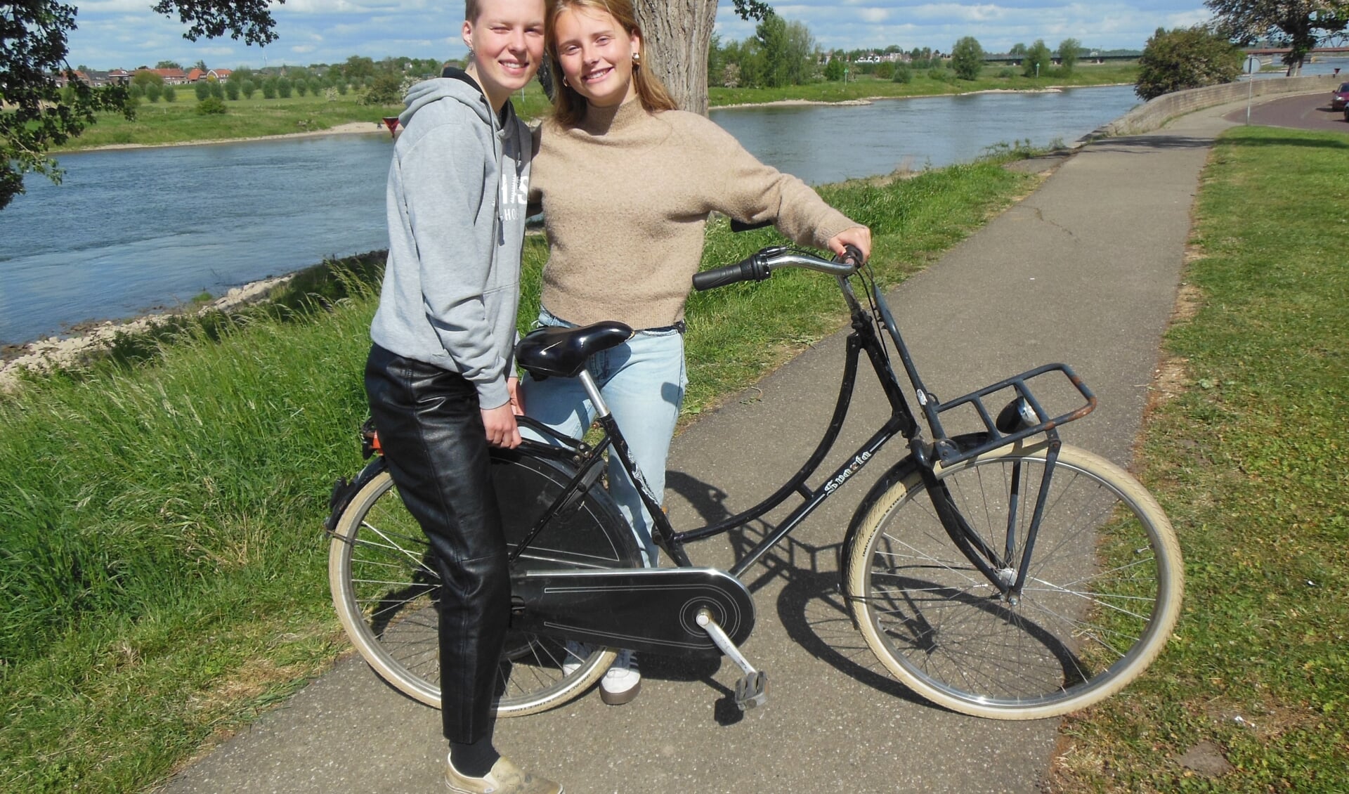 Cato en Lotte lieten de IJssel voor wat ie was. Ze fietsten naar Amsterdam. Door weer en wind. Foto: Eric Klop