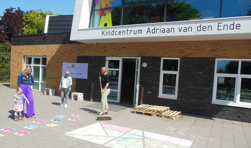 Voordat ze geplakt worden hebben Jettie van Osch, Nardy Sloot en Lisa Luesink (v.r.n.l.) op het schoolplein de eerste stickers gelegd. Lisa’s dochter Tara controleert of de hartjes niet scheef liggen. Foto: Eric Klop