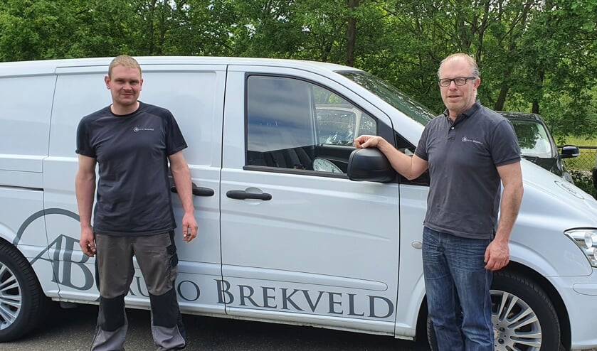 Eigenaar Carlo Brekveld (rechts) en medewerker Arrold Oosterink. Foto: Rob Weeber