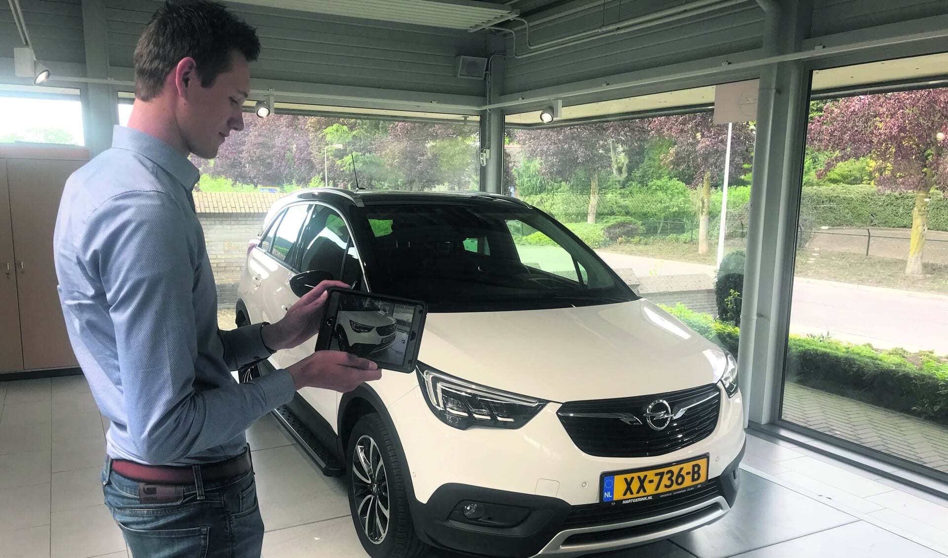 De medewerkers van Hartgerink kunnen via de digitale weg een uitstekend beeld geven van een auto, voor wie liever (nog) niet naar de zaak komt. Foto: PR