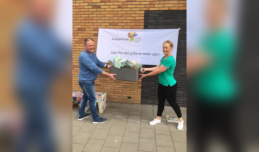 Erwin Henrix, voorzitter van de oudervereniging van de Adriaan van den Endeschool en Jettie van Osch, directrice. Foto: PR