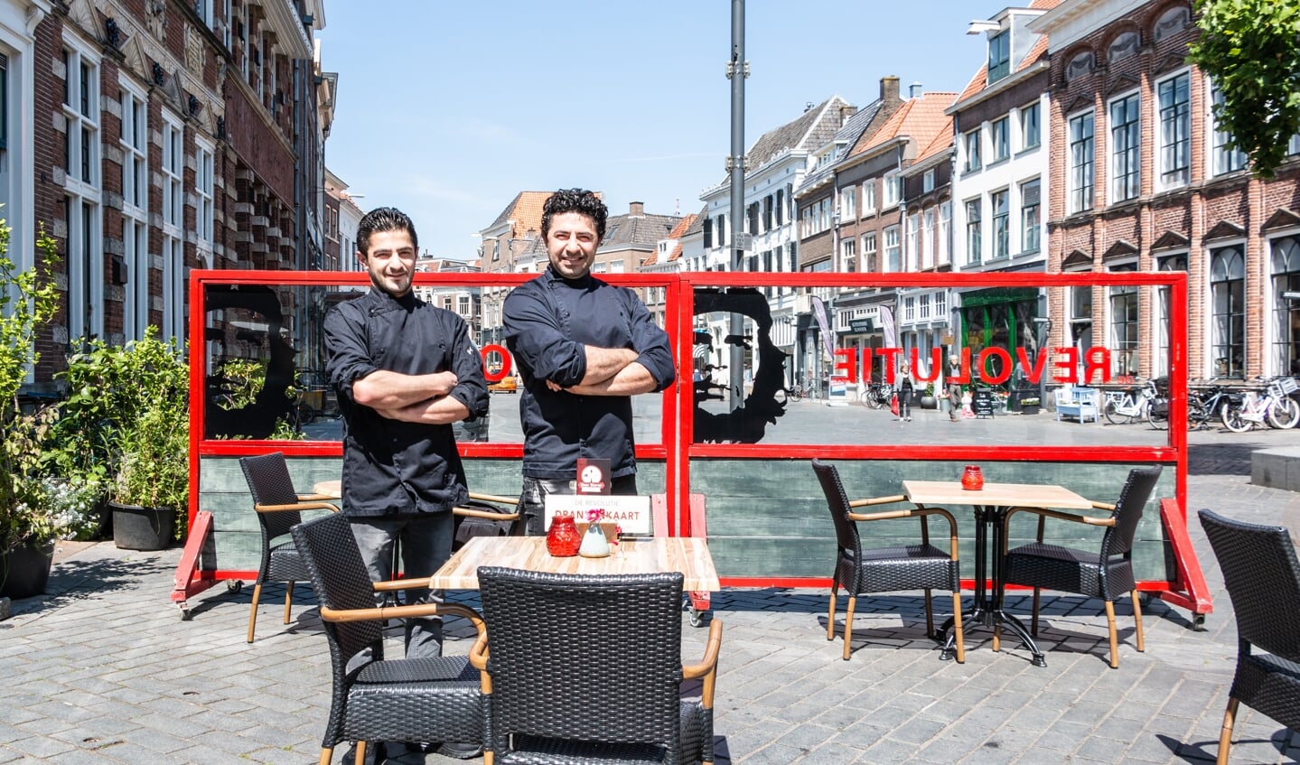 De broers Sindy van restaurant De Revolutie hebben het terras helemaal klaar voor de eerste gasten maandag. Foto: Henk Derksen
