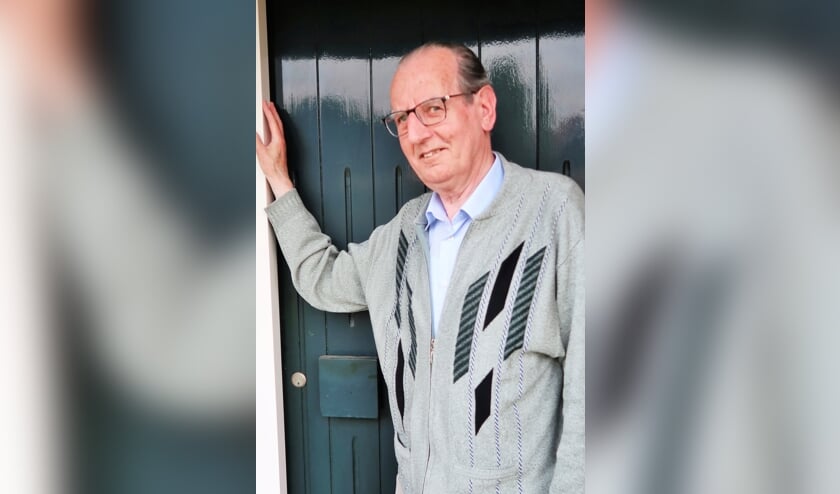 Leo Huurneman voor zijn huis aan de Vrakkingweg. Foto: Theo Huijskes