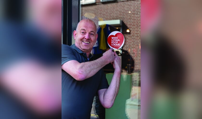 Ondernemers steunen elkaar: de raamstickers zijn geschonken door Mellink Reclame.