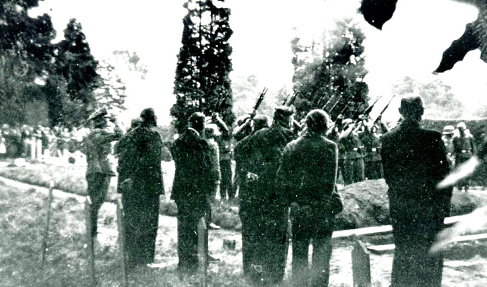 In het geheim geschoten foto van de begrafenis van de vijf omgekomen militairen op 12 augustus 1942. Duitse soldaten vuren een eresalvo af, links staan de belangstellende Hengeloërs. Foto: Archief Willy Hermans
