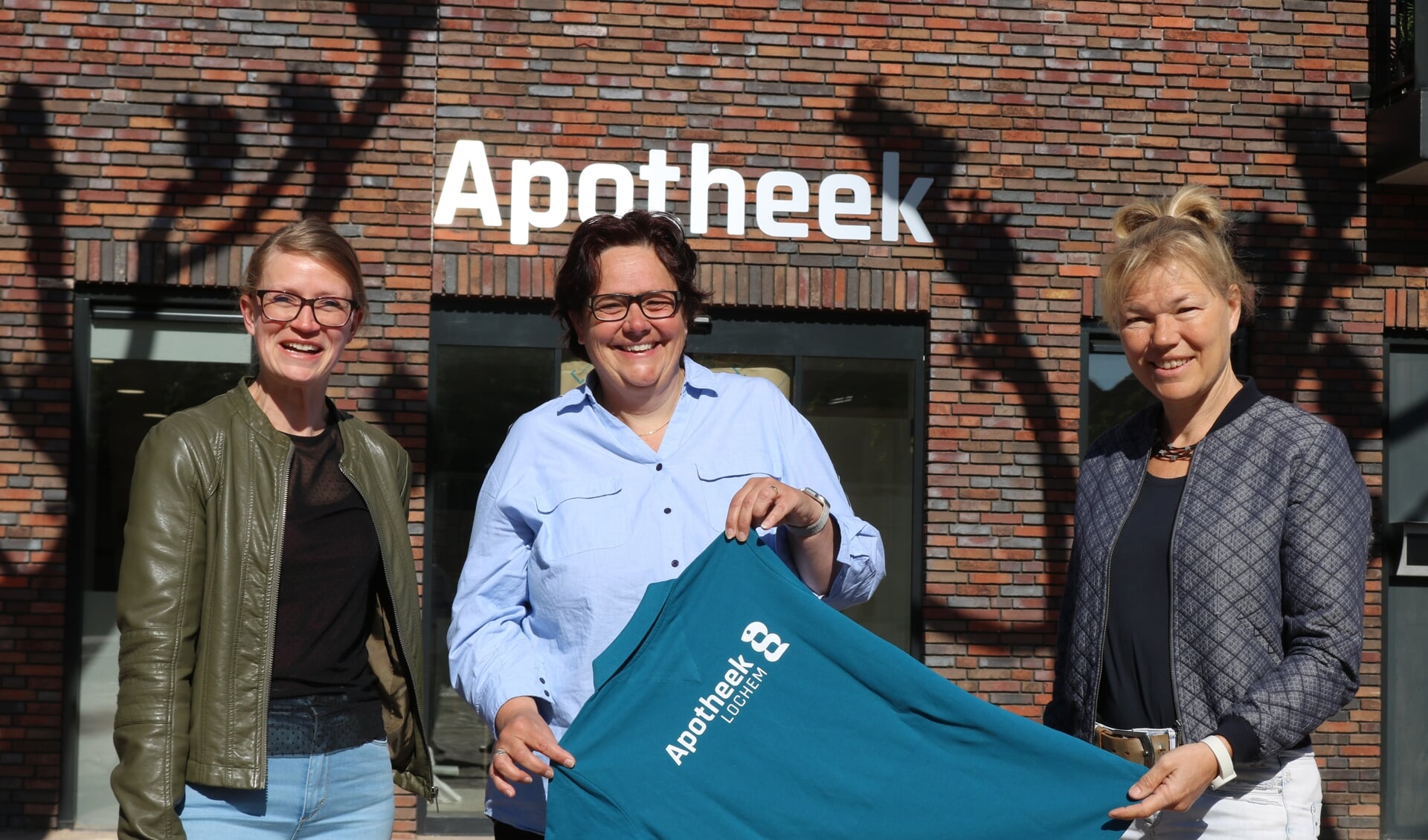 De apothekers Saskia Driessen, Miranda Koopal en Karin ten Kate met het logo voor hun nieuwe apotheek. Foto: Arjen Dieperink