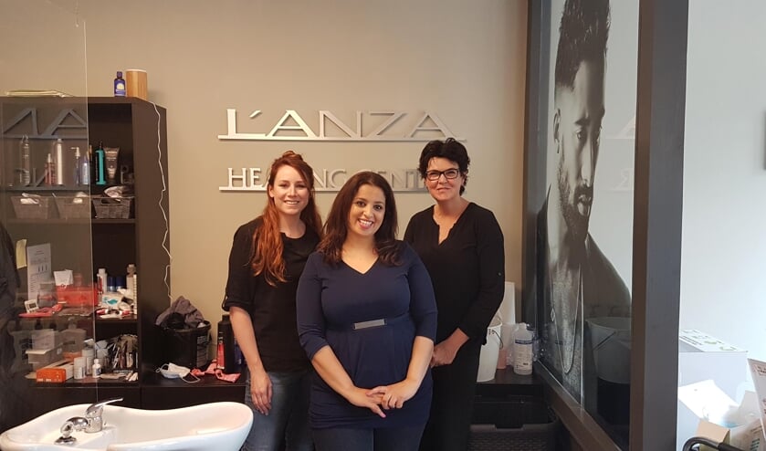 Het team van Kapsalon Francis dat het 30-jarig jubileum vierde: (v.l.n.r.) Ilse, Layla en Francis. Foto: PR
