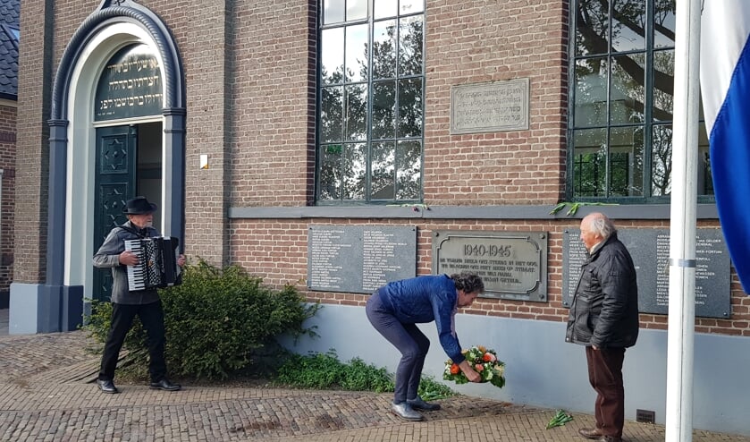<p>Kranslegging bij de synagoge in Lochem eerder dit jaar. Foto: PR</p>