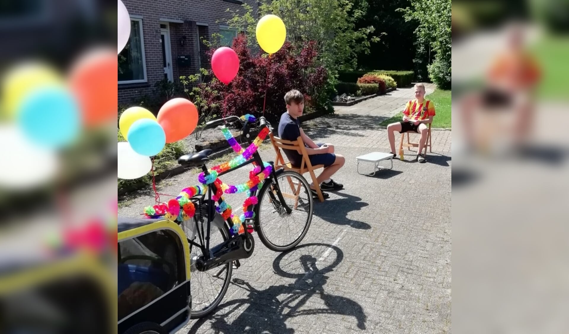 Op een versierde fiets met daarachter een karretje met feestbenodigdheden werd Joep op pad gestuurd naar zijn vrienden. Foto: Familie van den Berg.