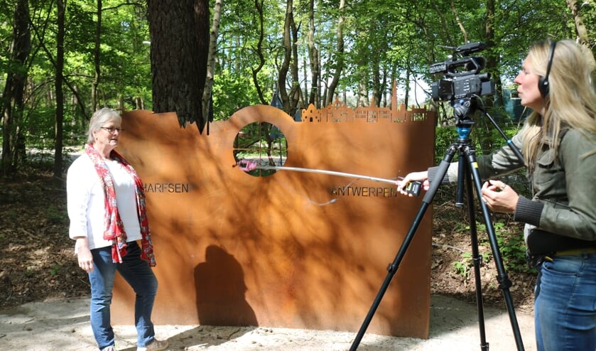 Kunstenares Anneke Hogenhout wordt bij het V1-monument geïnterviewd door Lonneke Gerritsen. Foto: Arjen Dieperink