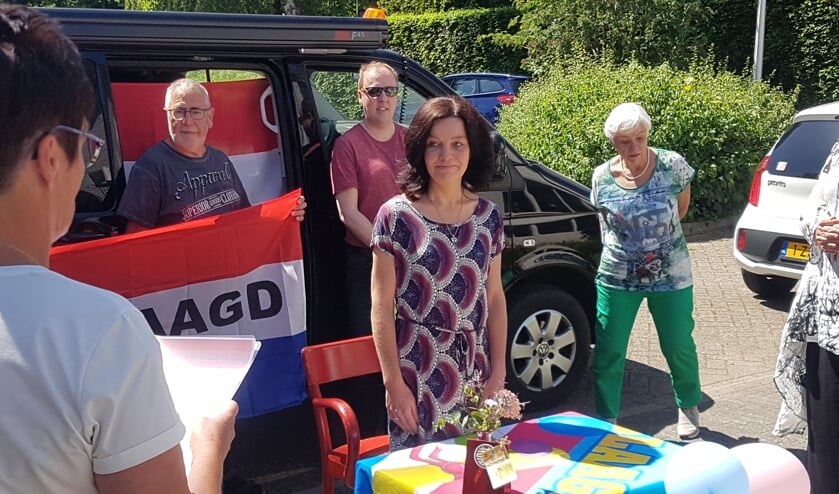 Adinda van der Linden wordt tijdens de diploma-uitreiking toegesproken door één van haar docenten.