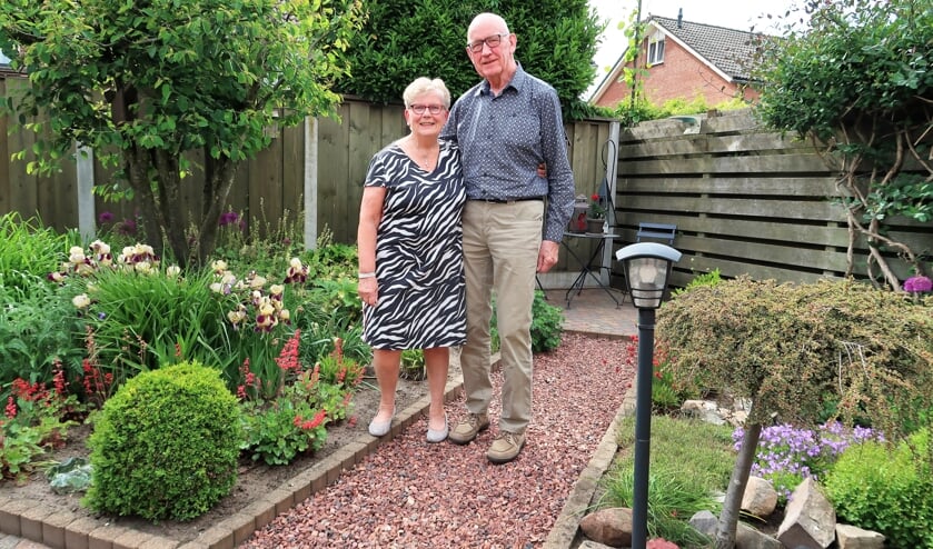 Jan en José Spilman in de kleurrijke achtertuin van hun woning aan de Vermeerstraat in Groenlo.