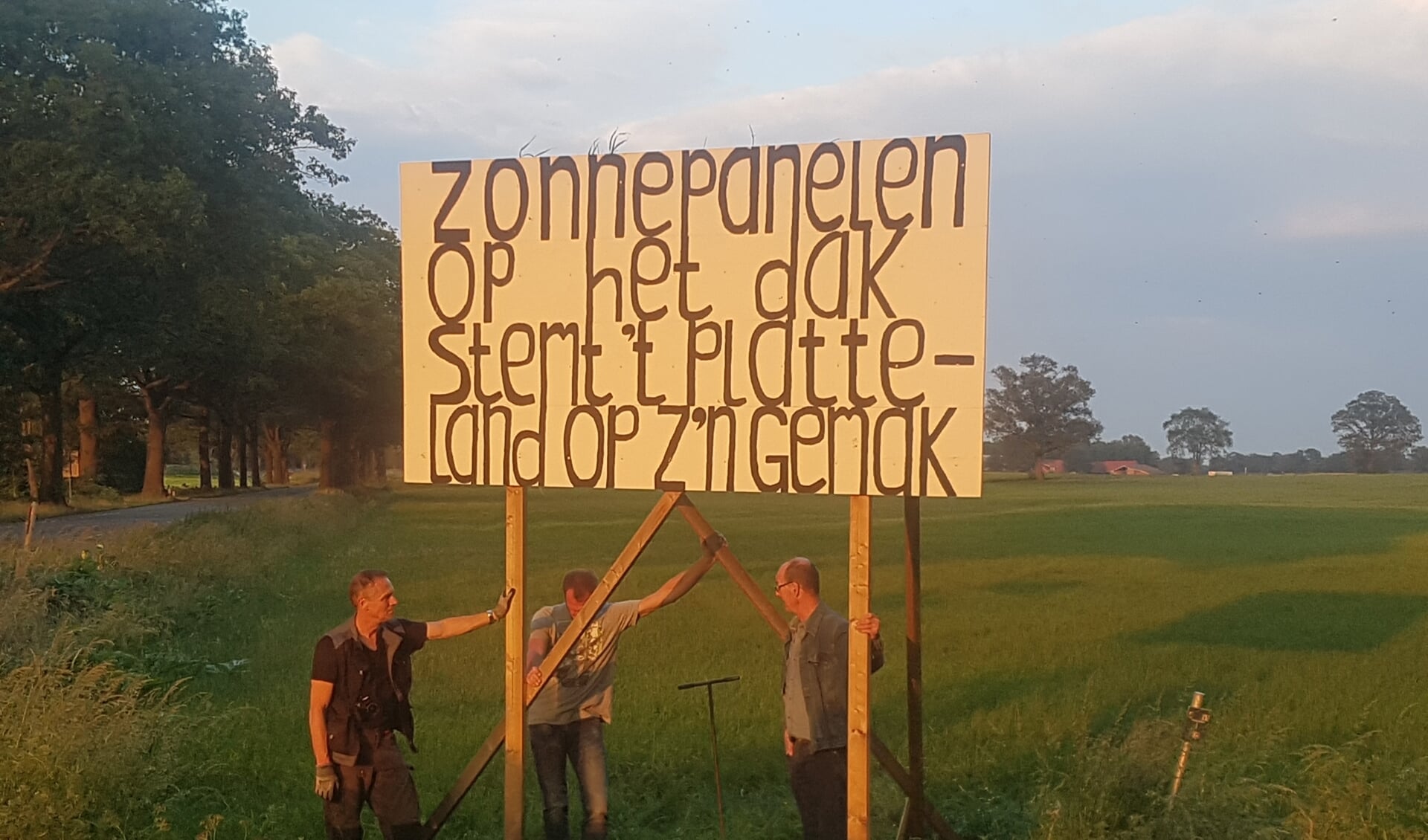 In Zwolle staan verschillende borden tegen de komst van de grote zonneparken. Foto: Kyra Broshuis