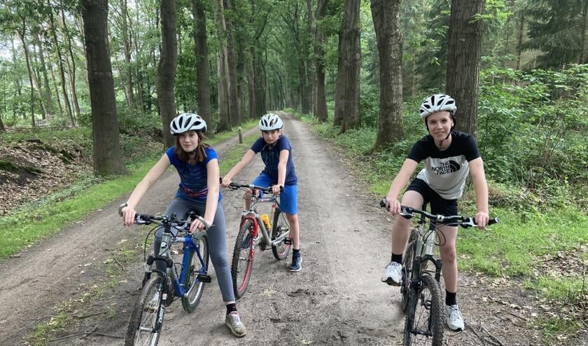 Enkele leerlingen, die zich graag en enthousiast uitleven op de mountainbikes. Foto: PR