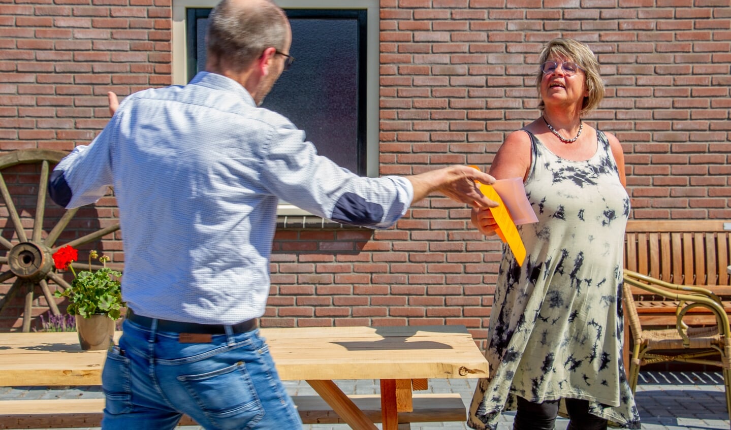 Penningmeester van Nieuw Leven Annet Voorburg ontvangt een cheque van voorzitter SOT Stef Groot Nibbelink. Foto: Liesbeth Spaansen