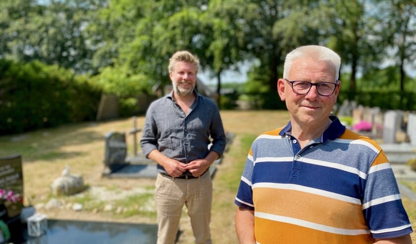 Henk te Winkel (r.) samen met presentator en EO-voorzitter Arjan Lock aan het graf van Henks vrouw Gerrie op de Algemene Begraafplaats in Ruurlo. Foto: Evangelische Omroep