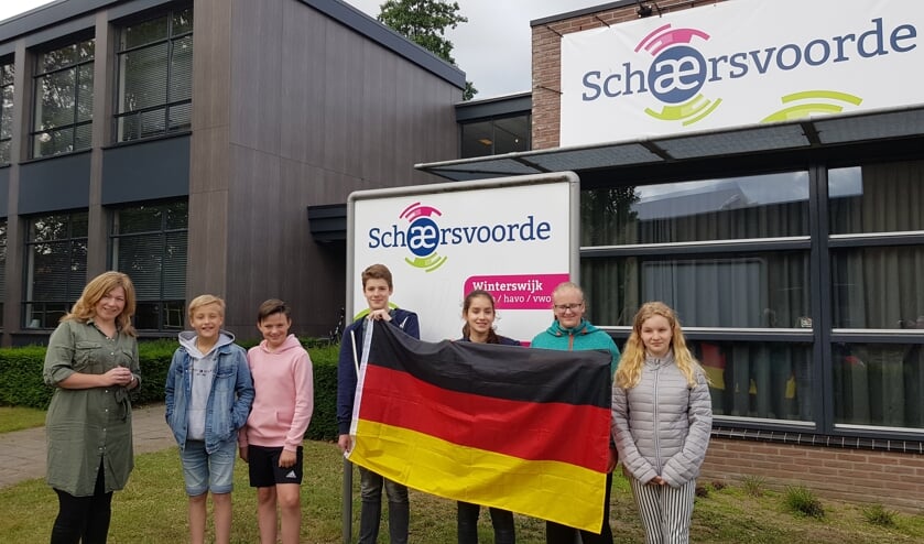 Van links naar rechts: docente Melanie Vinkenvleugel en de leerlingen Tijl Grevers, Bas Sellink, Roman van Hemert, Naomi Veenemans, Myrthe Ketterink en Noah Meijnen. ‘Ze gaan allemaal voor het Goethe certificaat!’ Foto: Han van de Laar