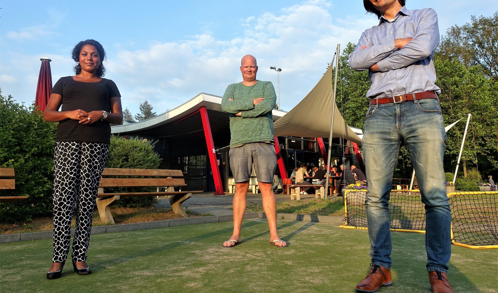 Vlnr: Selma Lotterman, Bas van Bolhuis en voorzitter Tom van der Laan van LHC. Foto: Henri Bruntink