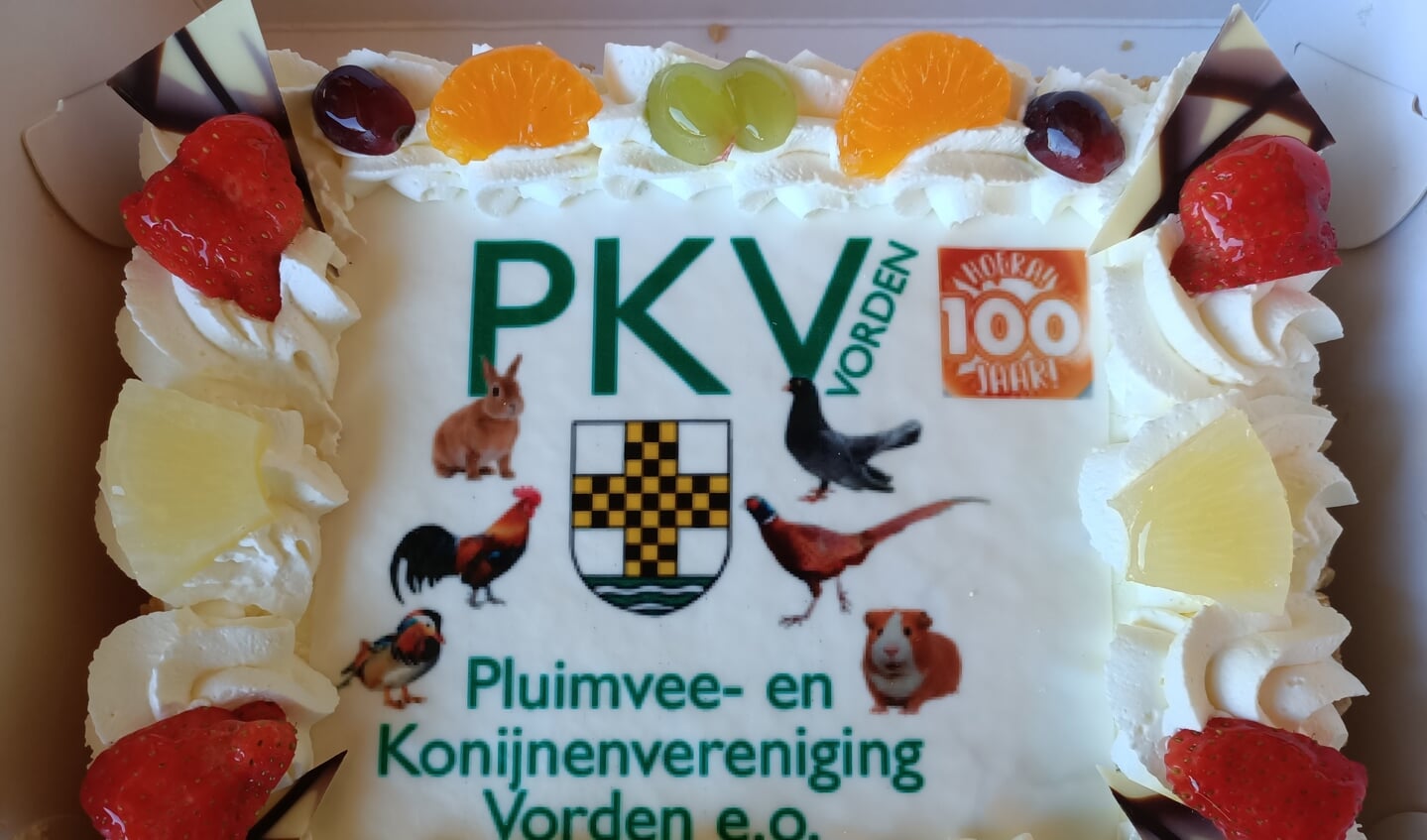 Tijdens de uitreiking van de cheque door bedrijfsleidster Geralde Tiessink aan de voorzitter Gerrit Lenselink heeft P.K.V. e.o. als waardering voor deze actie een taart aangeboden aan de medewerkers van Welkoop Vorden. Foto: PR