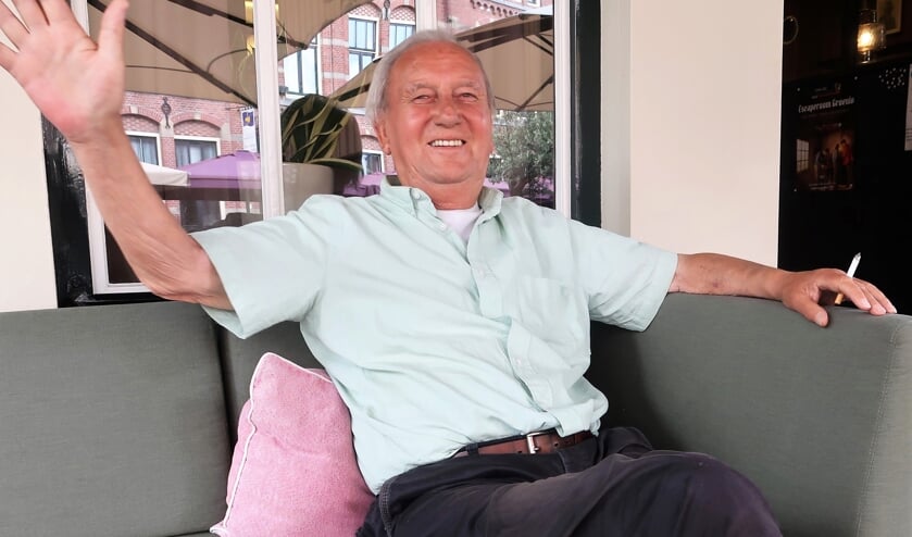 Theo Kaak op het terras van Wissink op de Markt in Groenlo. Foto: Theo Huijskes