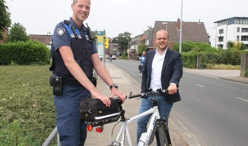Burgemeester Bengevoord (r): boa's vergroten de leefbaarheid in Winterswijk. Jurgen Wubs (l) is een van de boa's in deze gemeente. Foto: Lineke Voltman