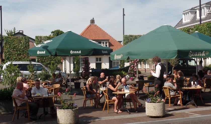 Hotel Bakker had een nieuw terras op de parkeerplaats ingericht. Foto: Jan Hendriksen
