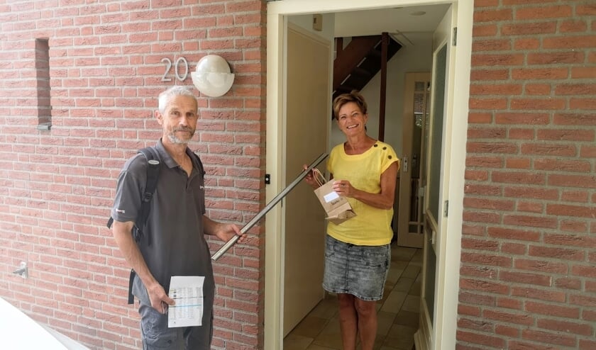 Léon Tromp van LochemEnergie levert deurstrips af bij mevrouw Hendriksen in Lochem. Foto: Henri Bruntink