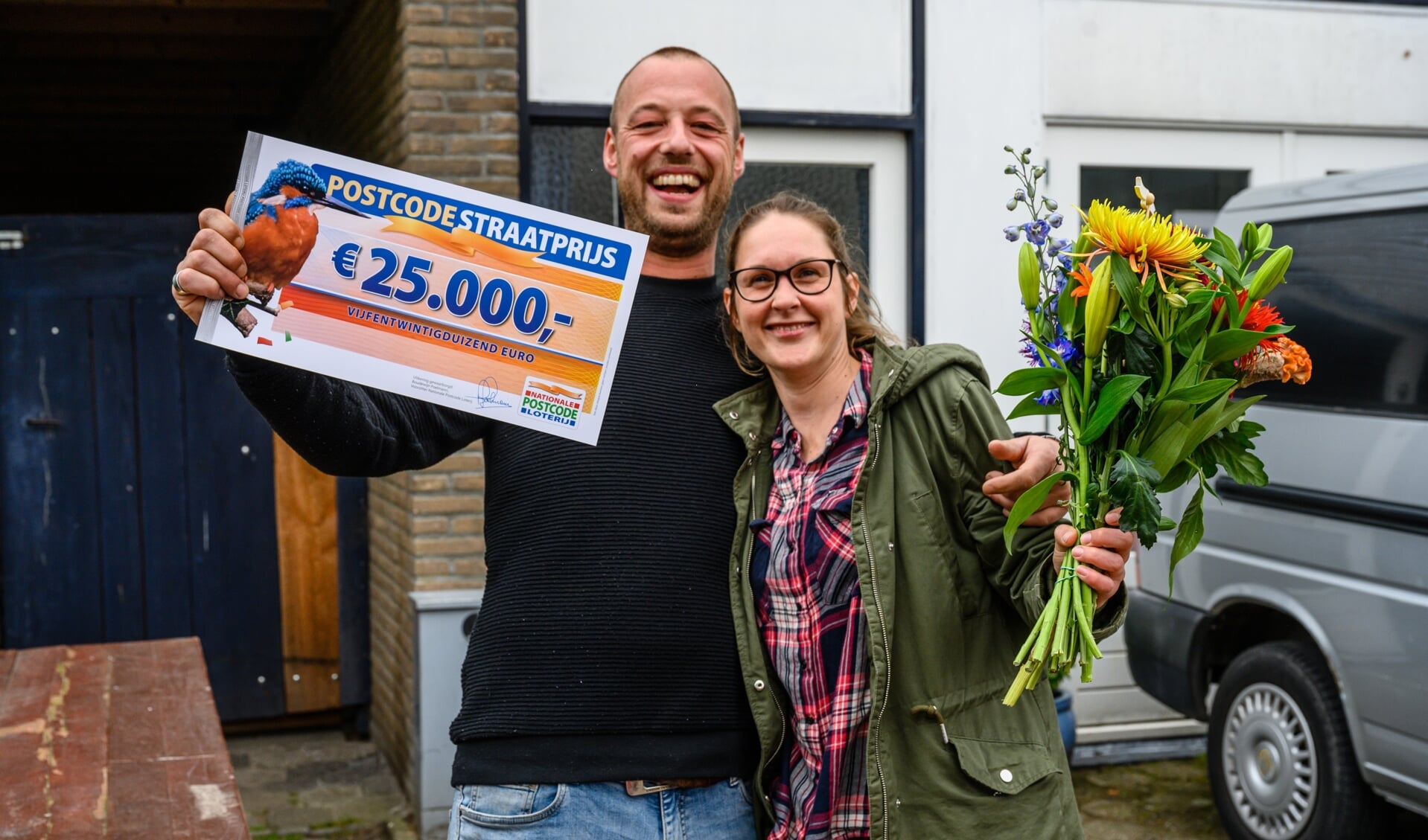 Winnaars uit Winterswijk ontvangen een cheque van 25.000 euro. Foto: Roy Beusker 