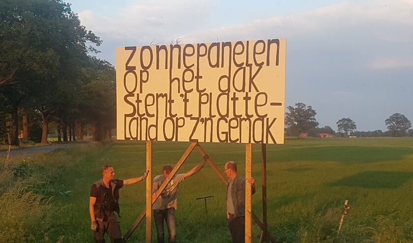 <p>In Zwolle staan verschillende borden tegen de komst van de grote zonneparken. Foto: Kyra Broshuis/archief Achterhoek Nieuws</p>