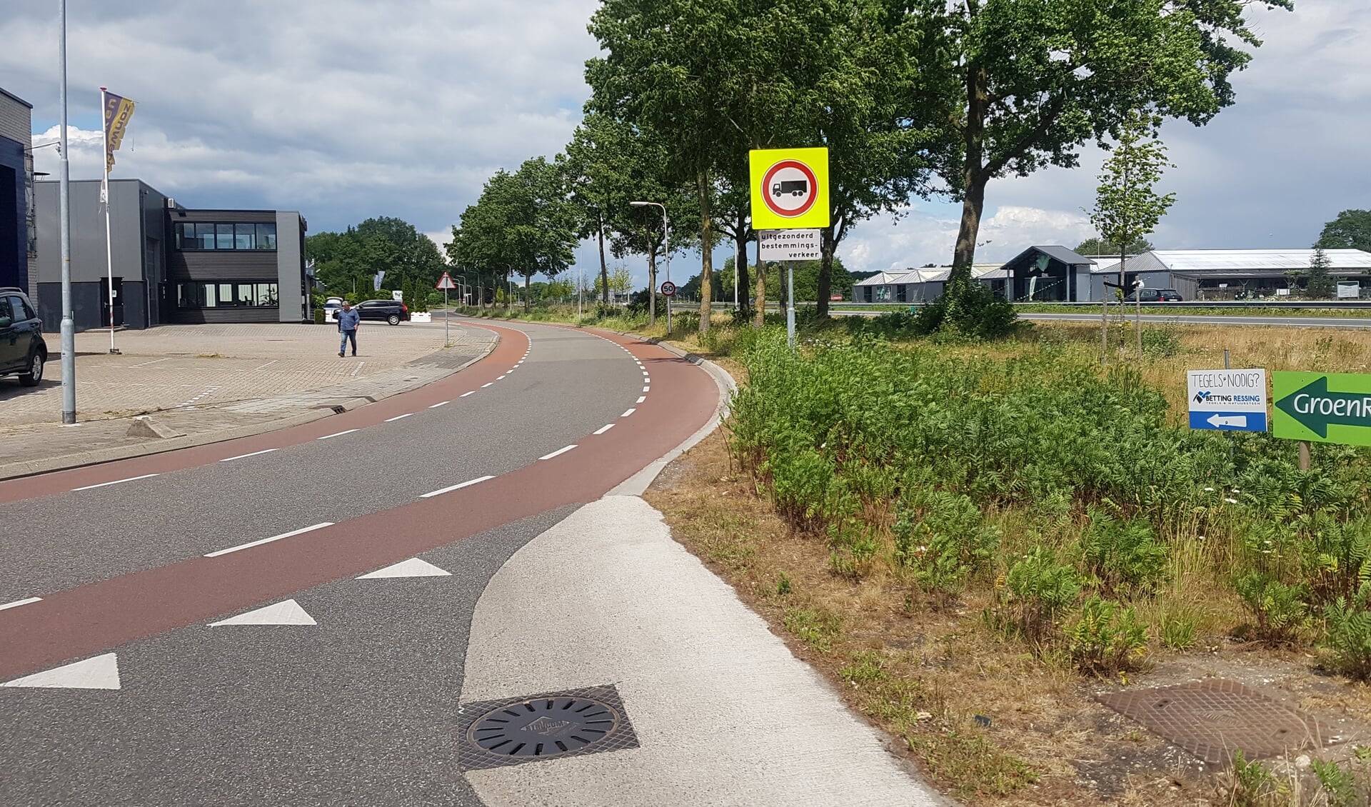 Op de Industrieweg vanaf de Marhulzenweg en Den Sliem geldt een vrachtverbod. De VVD wil een dergelijk bord op de splitsing Industrieweg/Oude Winterswijkseweg. 
