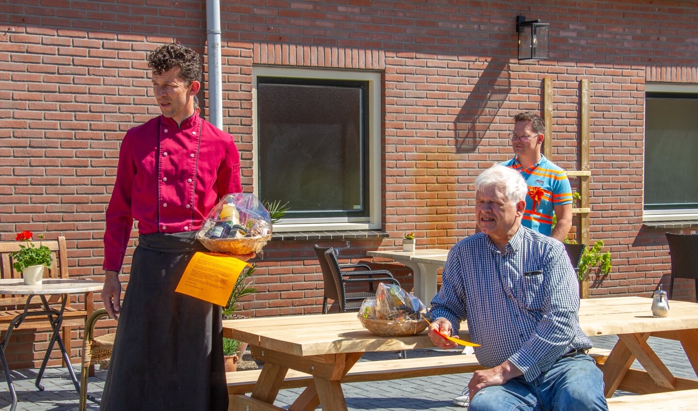 Jurgen (l.) en Johan Wunderink (zittend) ontvingen attenties van de SOT. Foto: Liesbeth Spaansen