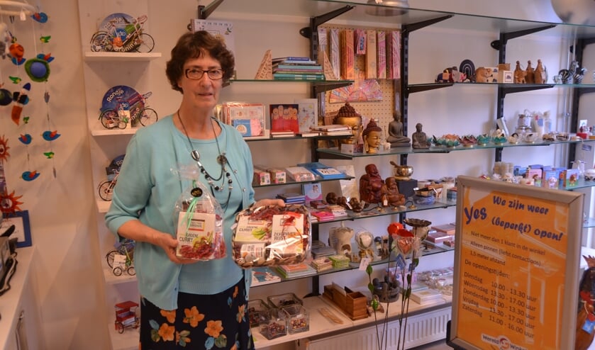 Maps Aadriaanse toont producten in de Wereldwinkel Eefde. Foto: Roel Hendriks