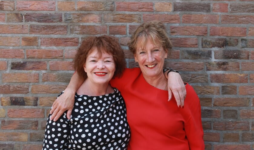 Onderwijskundige leiders Ella Heutink (r) en Corrie Fokkens nemen afscheid van de Prins Clausschool. Foto: PR