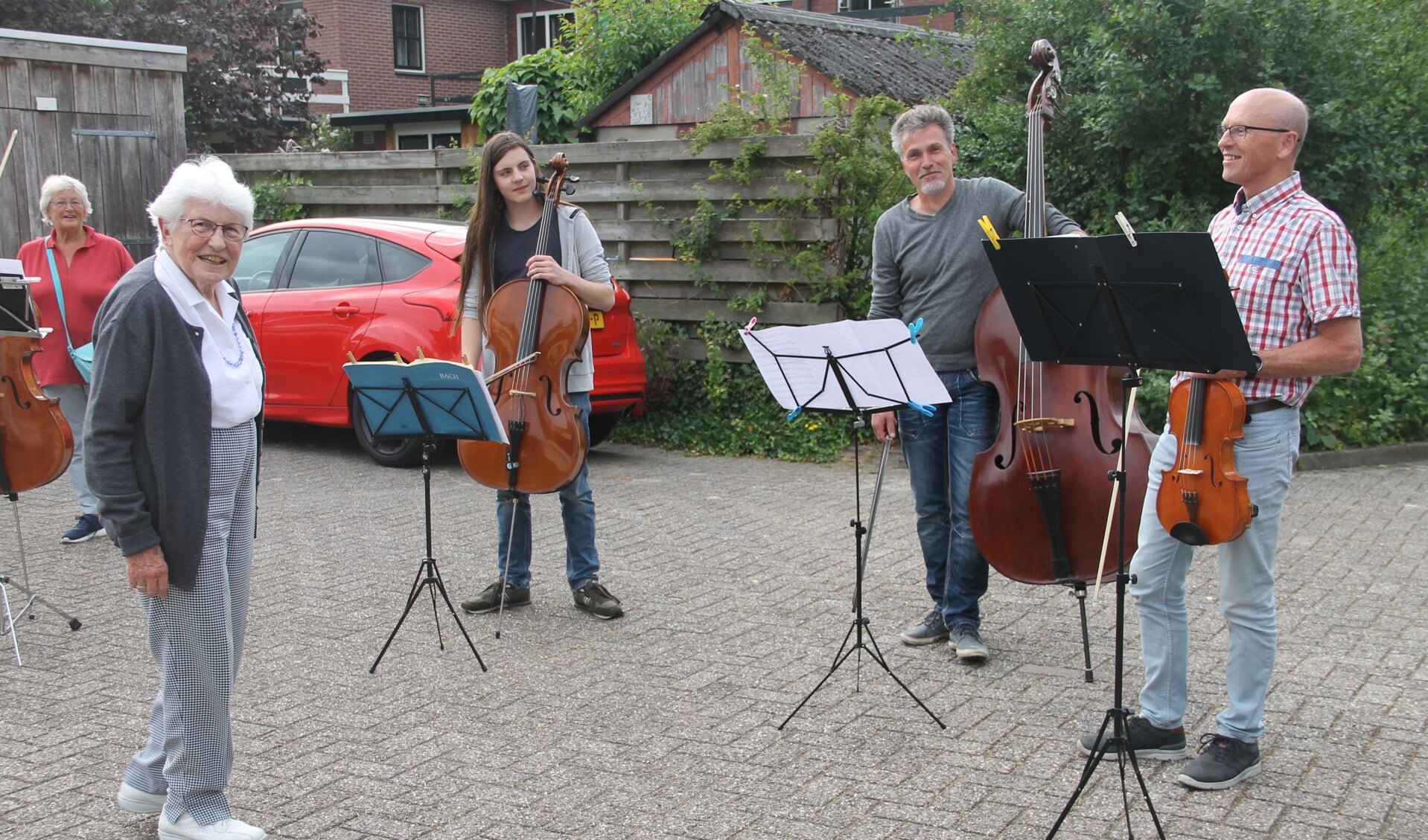 Serenade voor 90jarige violiste Het laatste nieuws uit Winterswijk Serenade voor 90jarige violiste Het laatste nieuws uit Winterswijk